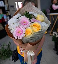 Букет цветов из:  Герберы, Розы и Хризантемы в Белом Яре Ханты-Мансийского АО